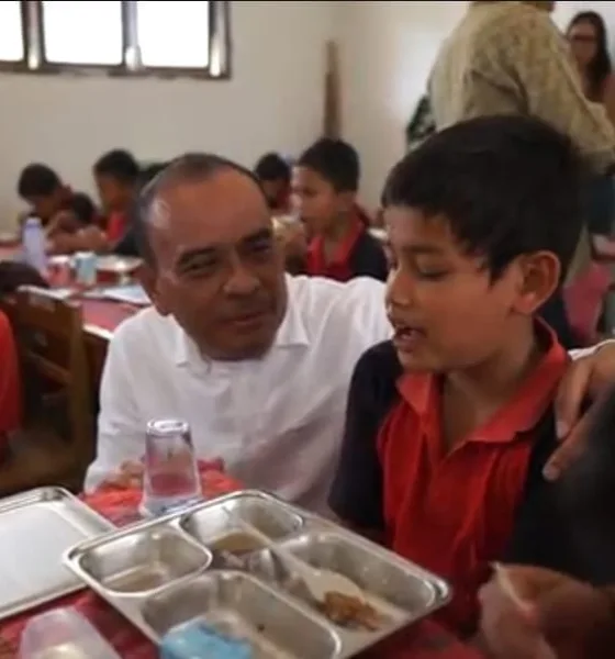 Ketua Gerindra Taput, Erikson Sianipar menggelar program MBG di sejumlah SD Negeri di 5 kecamatan di Taput belum lama ini. (ist)