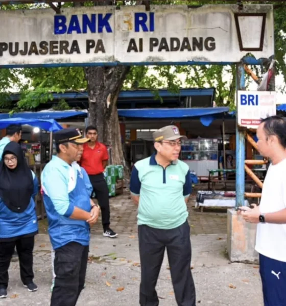 Wakil Wali Kota Padang, Maigus Nasir (tengah) meninjau kondisi Pujasera di Pantai Padang pada Sabtu, 22 Februari 2025. (DETAIL/Diona)
