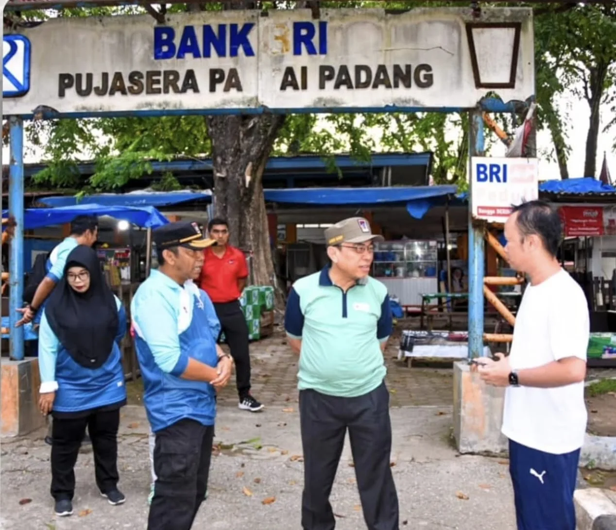 Wakil Wali Kota Padang, Maigus Nasir (tengah) meninjau kondisi Pujasera di Pantai Padang pada Sabtu, 22 Februari 2025. (DETAIL/Diona)