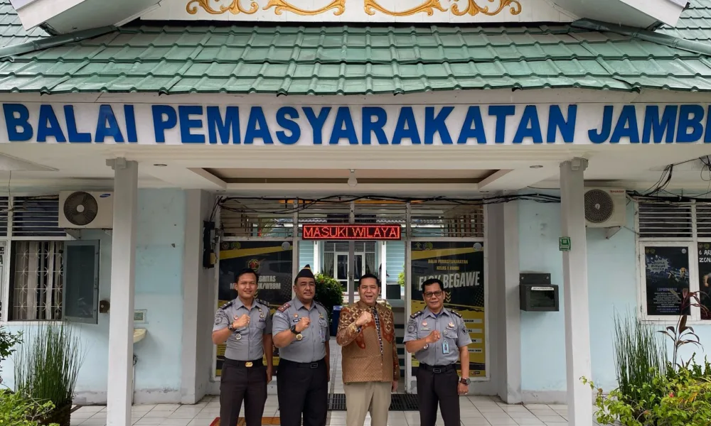 Ketua Komisi II DPRD Kota Jambi bersama Bapas Jambi. (ist)