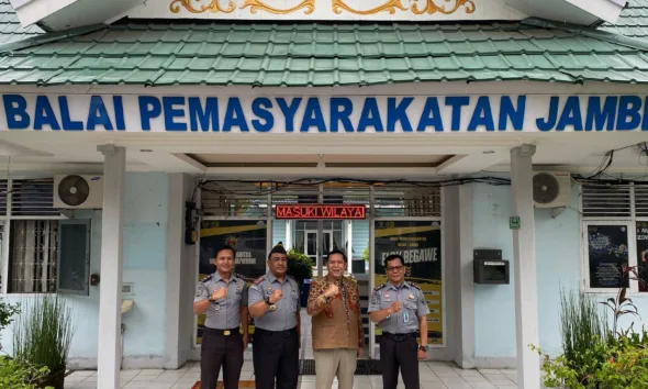 Ketua Komisi II DPRD Kota Jambi bersama Bapas Jambi. (ist)