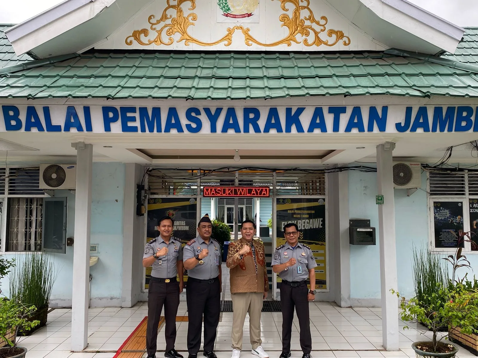 Ketua Komisi II DPRD Kota Jambi bersama Bapas Jambi. (ist)