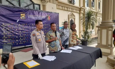 Wadir Reskrimsus Polda Jambi, AKBP Taufik Nurmandia (pegang mik). (DETAIL/Juan)