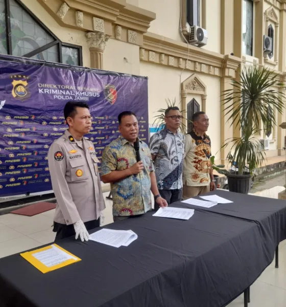 Wadir Reskrimsus Polda Jambi, AKBP Taufik Nurmandia (pegang mik). (DETAIL/Juan)