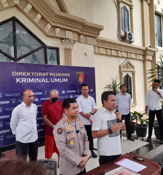 Ferry (botak) terduga pelaku pencabulan saat ungkap kasus. (DETAIL/Juan)