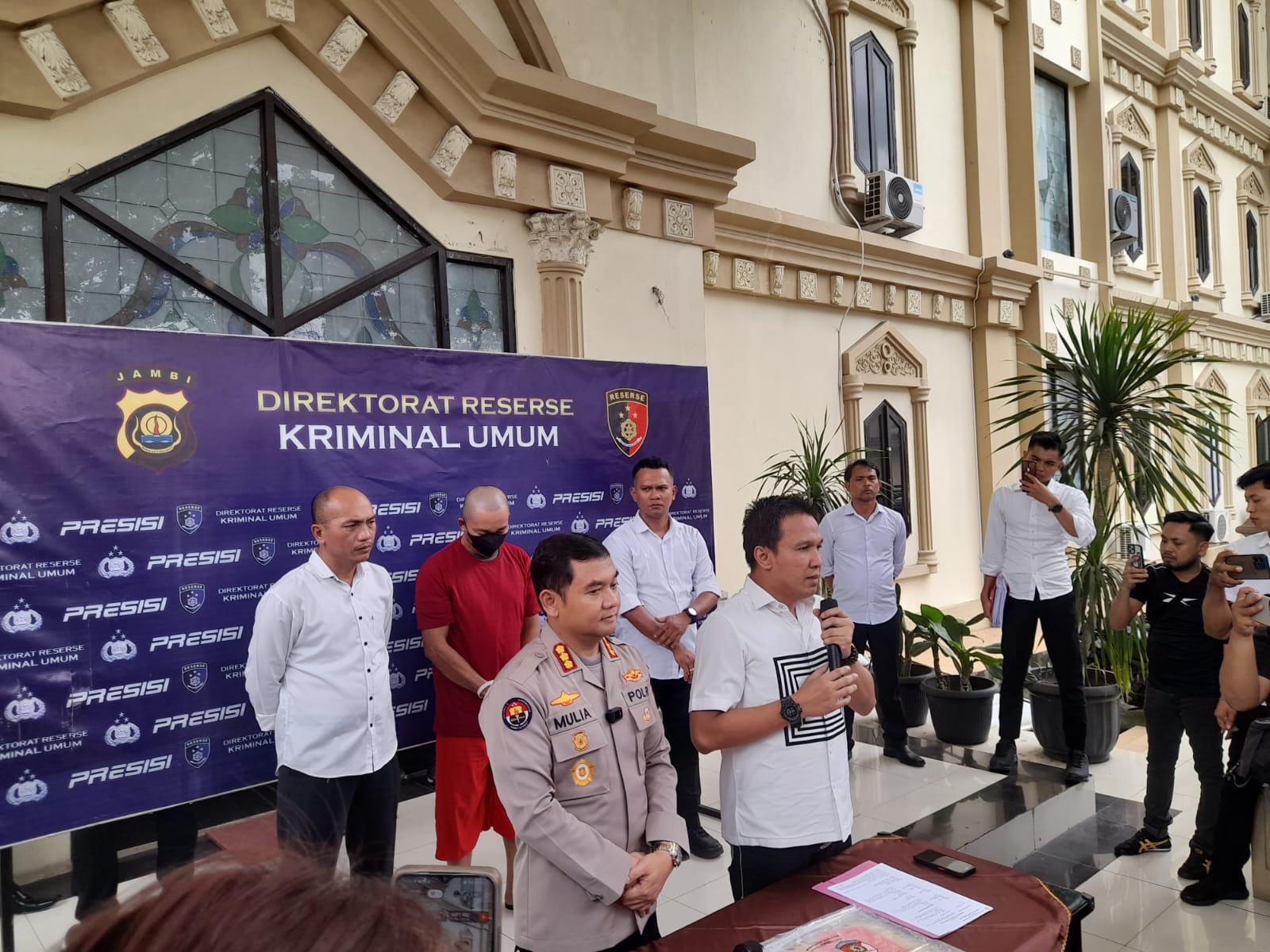 Ferry (botak) terduga pelaku pencabulan saat ungkap kasus. (DETAIL/Juan)