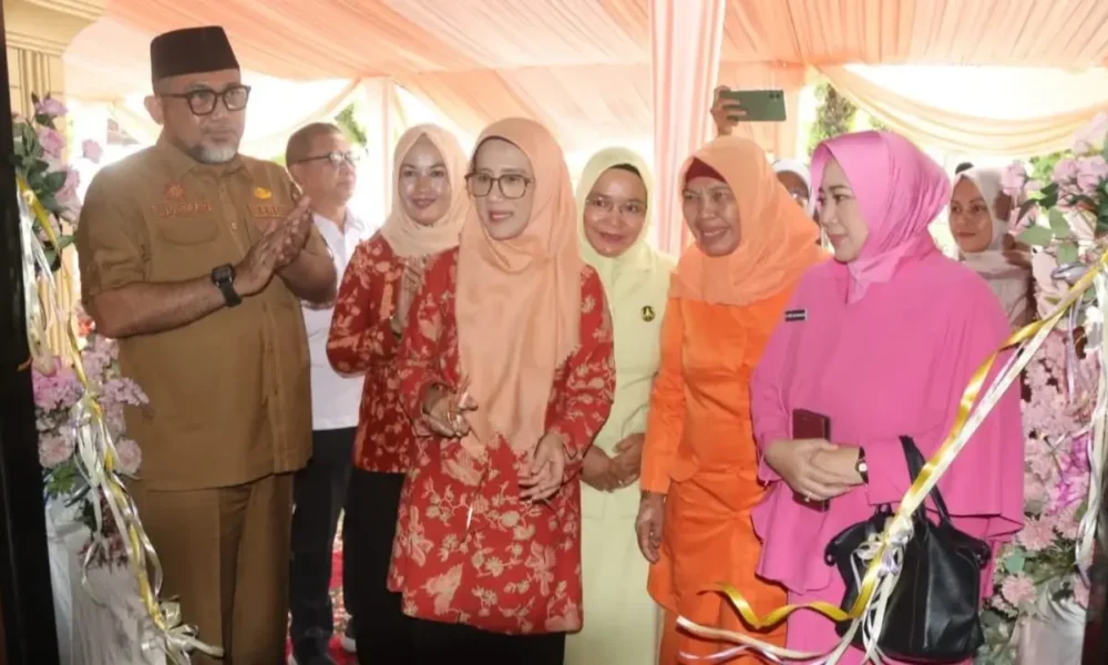 Sekda Provinsi Jambi Sudirman saat pembukaan bazar Ramadhan Dharma Wanita Persatuan Provinsi Jambi