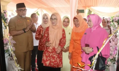 Sekda Provinsi Jambi Sudirman saat pembukaan bazar Ramadhan Dharma Wanita Persatuan Provinsi Jambi