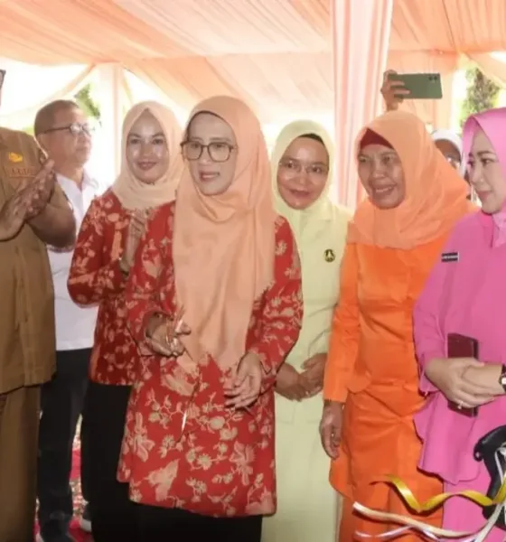 Sekda Provinsi Jambi Sudirman saat pembukaan bazar Ramadhan Dharma Wanita Persatuan Provinsi Jambi