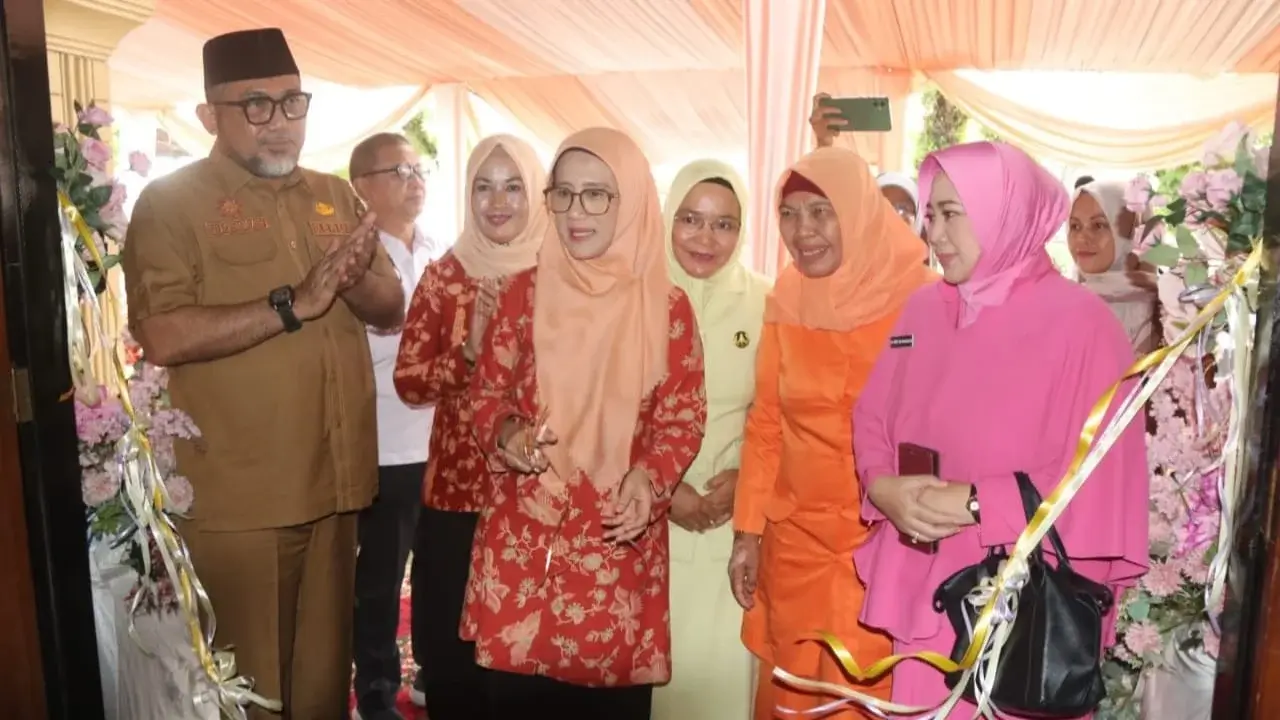 Sekda Provinsi Jambi Sudirman saat pembukaan bazar Ramadhan Dharma Wanita Persatuan Provinsi Jambi