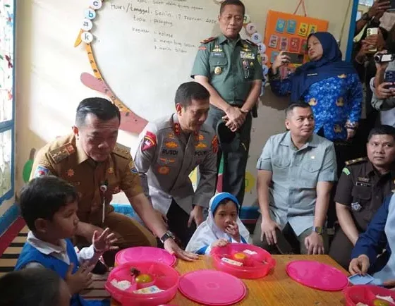 Gubernur Jambi Al Haris melaunching pelaksanaan program nasional Makan Bergizi Gratis atau MBG di Provinsi Jambi, Senin (17/02/2025) pagi. Foto : Istimewa
