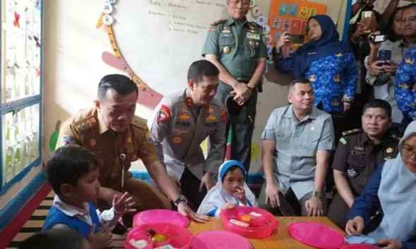Gubernur Jambi Al Haris melaunching pelaksanaan program nasional Makan Bergizi Gratis atau MBG di Provinsi Jambi, Senin (17/02/2025) pagi. Foto : Istimewa
