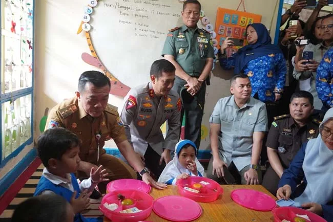 Gubernur Jambi Al Haris melaunching pelaksanaan program nasional Makan Bergizi Gratis atau MBG di Provinsi Jambi, Senin (17/02/2025) pagi. Foto : Istimewa