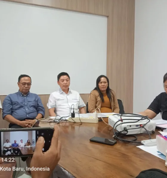 Direktur Utama PT Anggrek Jambi Makmur, Budiman (ke-3 dari kiri). (DETAIL/Juan)