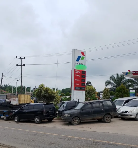 Salah satu SPBU yang dipenuhi antrian kendaraan pelansir solar. (DETAIL/Daryanto)