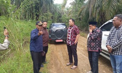 Kades Lantak Seribu bersama Bupati Merangin saat meninjau jalan rusak di sejumlah titik. (DETAIL/Daryanto)