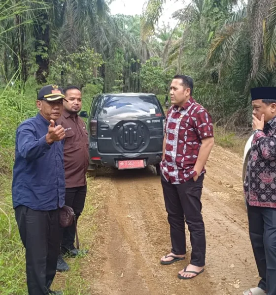 Kades Lantak Seribu bersama Bupati Merangin saat meninjau jalan rusak di sejumlah titik. (DETAIL/Daryanto)
