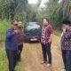 Kades Lantak Seribu bersama Bupati Merangin saat meninjau jalan rusak di sejumlah titik. (DETAIL/Daryanto)