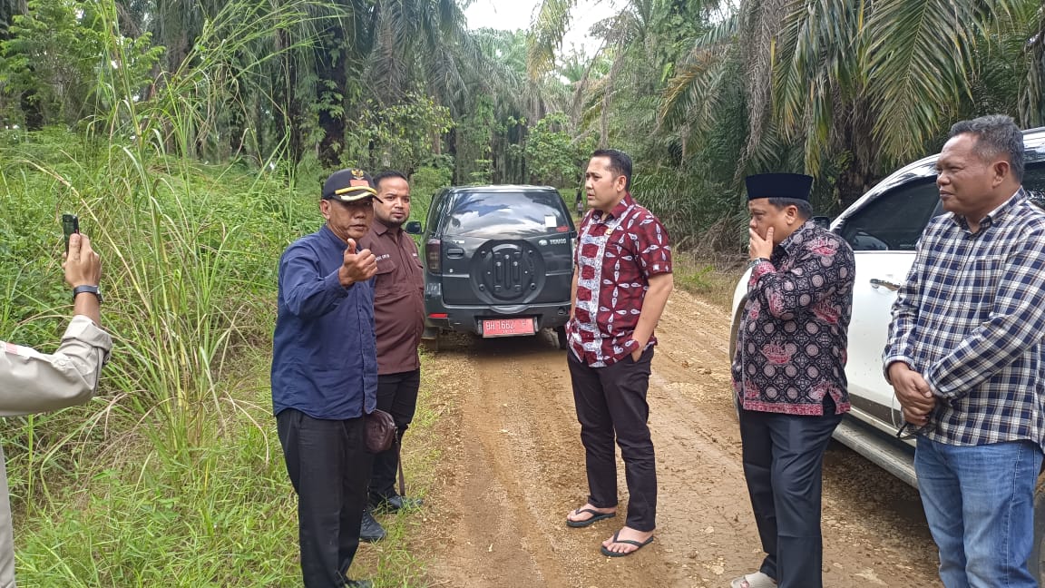 Kades Lantak Seribu bersama Bupati Merangin saat meninjau jalan rusak di sejumlah titik. (DETAIL/Daryanto)