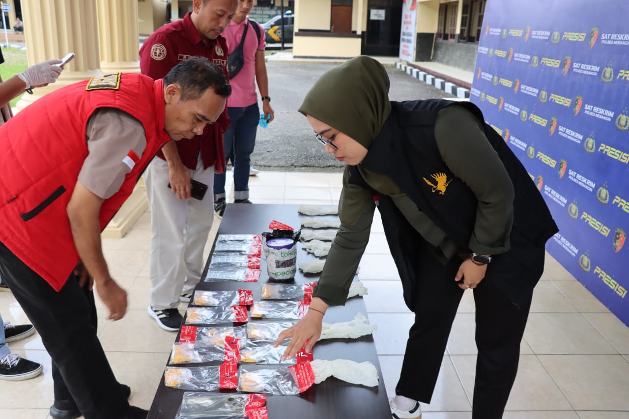 Barang bukti yang berhasil diamankan oleh polisi bersama BPOM Muara Bungo. (ist)