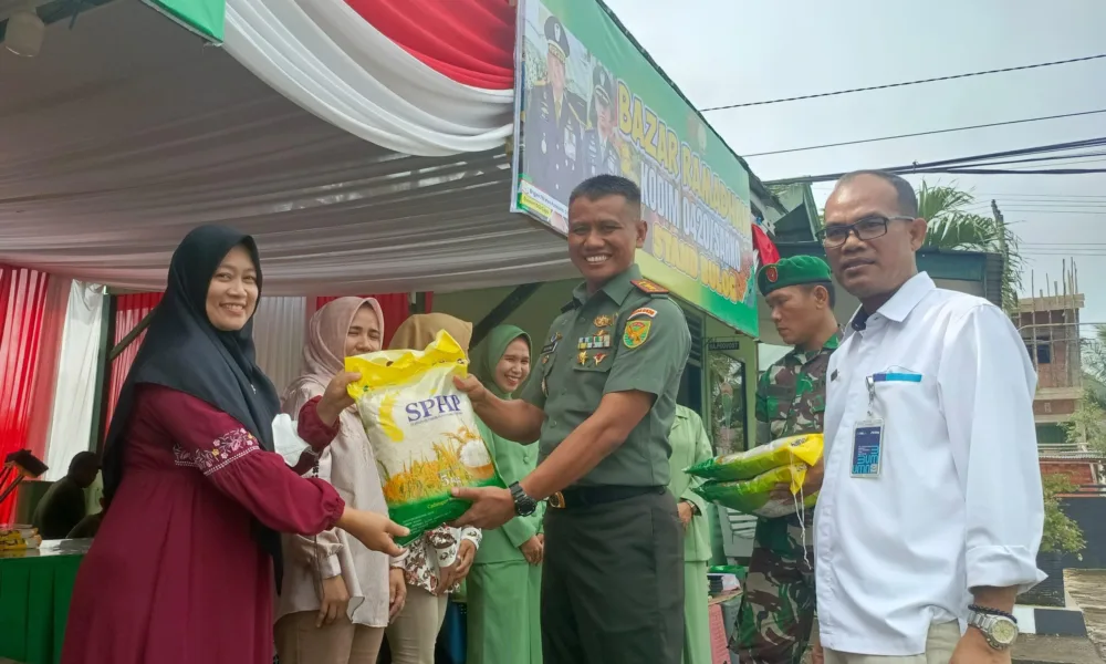 Dandim Sarko, Letkol Inf Suyono saat gelar bazar Ramadhan di Makodim Sarko. (ist)