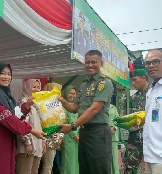 Dandim Sarko, Letkol Inf Suyono saat gelar bazar Ramadhan di Makodim Sarko. (ist)