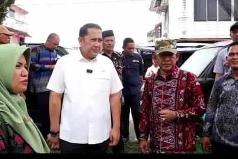 Bupati Merangin, M Syukur bersama dengan Wabup Khafid Moein saat meninjau pasar baru. (ist)