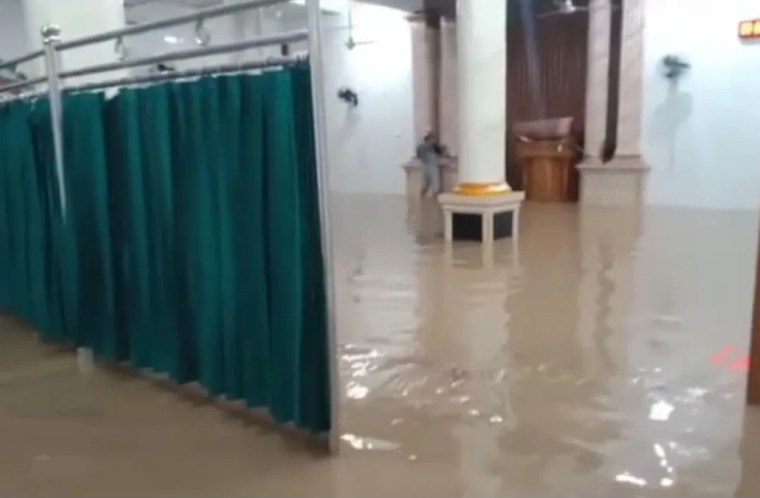 Banjir di Masjid Amaliyah PKDP, belakang JBC. (ist)