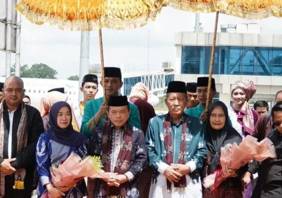 DISAMBUT MERIAH - Al Haris dan Abdullah Sani disambut meriah usai retret akmil di Magelang.