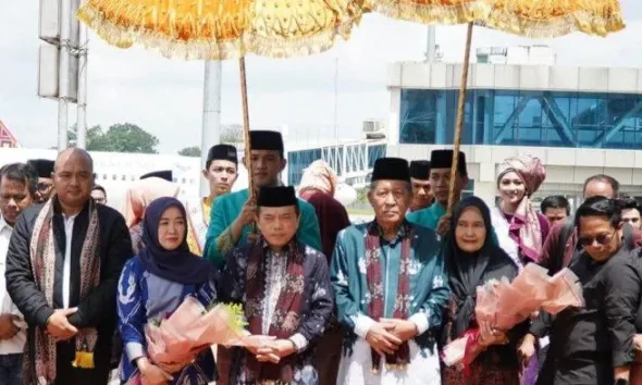 DISAMBUT MERIAH - Al Haris dan Abdullah Sani disambut meriah usai retret akmil di Magelang.