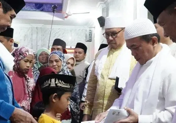 SAFARI RAMADAN - Pemerintah Provinsi Jambi yang dipimpin langsung Gubernur Al Haris melakukan safari Ramadhan masjid Raya Al-Istiqomah, Pasar Bangko, Selasa (4/3/2025) malam.