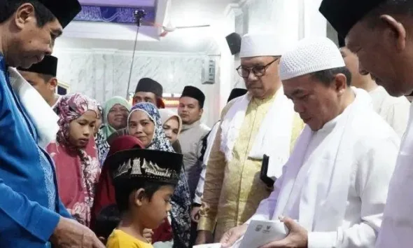 SAFARI RAMADAN - Pemerintah Provinsi Jambi yang dipimpin langsung Gubernur Al Haris melakukan safari Ramadhan masjid Raya Al-Istiqomah, Pasar Bangko, Selasa (4/3/2025) malam.