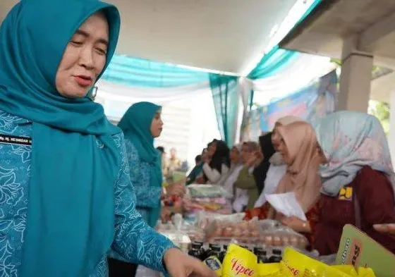 PASAR MURAH - Wakil Gubernur Jambi Albdullah Sani membuka Pasar Murah Ramadhan 1446 H yang diselenggarakan oleh Tim Penggerak Pembinaan Kesejahteraan Keluarga (TP-PKK) Provinsi Jambi, Rabu (5/3/2025)