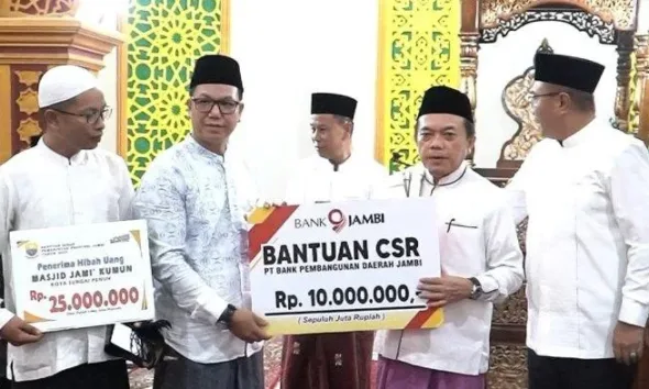 SAFARI RAMADAN - Gubernur Jambi Al Haris kembali melaksanakan Safari Ramadhan dengan mengunjungi Masjid Jami Kumun yang berlokasi di Kota Sungai Penuh, Rabu (5/3/2025) malam.