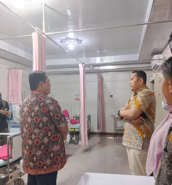 Bupati Merangin saat meninjau ruang perawatan pasien cuci darah di RSD Bangko beberapa waktu lalu.(DETAIL/Daryanto)