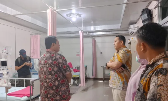 Bupati Merangin saat meninjau ruang perawatan pasien cuci darah di RSD Bangko beberapa waktu lalu.(DETAIL/Daryanto)