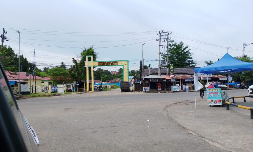 Bangunan yang berdiri di trotoar jalan, bekas tugu KB di depan Kantor Lurah Dusun Bangko, masih kokoh berdiri. (DETAIL/Daryanto)