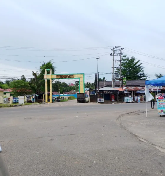Bangunan yang berdiri di trotoar jalan, bekas tugu KB di depan Kantor Lurah Dusun Bangko, masih kokoh berdiri. (DETAIL/Daryanto)