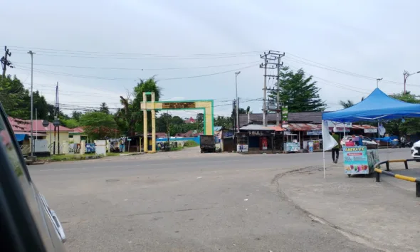 Bangunan yang berdiri di trotoar jalan, bekas tugu KB di depan Kantor Lurah Dusun Bangko, masih kokoh berdiri. (DETAIL/Daryanto)