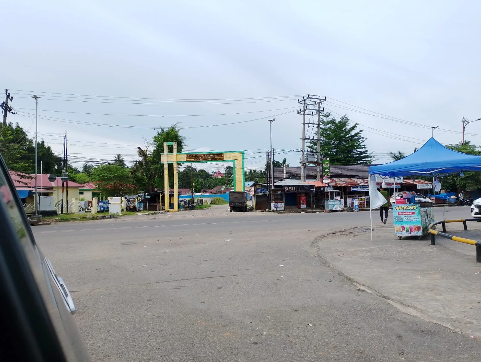 Bangunan yang berdiri di trotoar jalan, bekas tugu KB di depan Kantor Lurah Dusun Bangko, masih kokoh berdiri. (DETAIL/Daryanto)