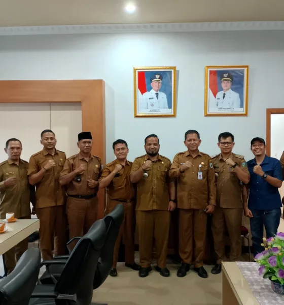Pj Sekda Sarolangun, Dedi Hendri bersama Camat Batin VIII, Camat Renah Pamenang, Kades Lantak Seribu dan Kades Bangun Jayo usai rapat bahas penanganan jalan. (DETAIL/Daryanto)