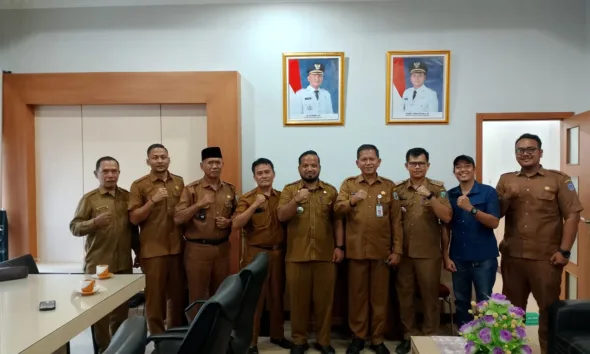 Pj Sekda Sarolangun, Dedi Hendri bersama Camat Batin VIII, Camat Renah Pamenang, Kades Lantak Seribu dan Kades Bangun Jayo usai rapat bahas penanganan jalan. (DETAIL/Daryanto)