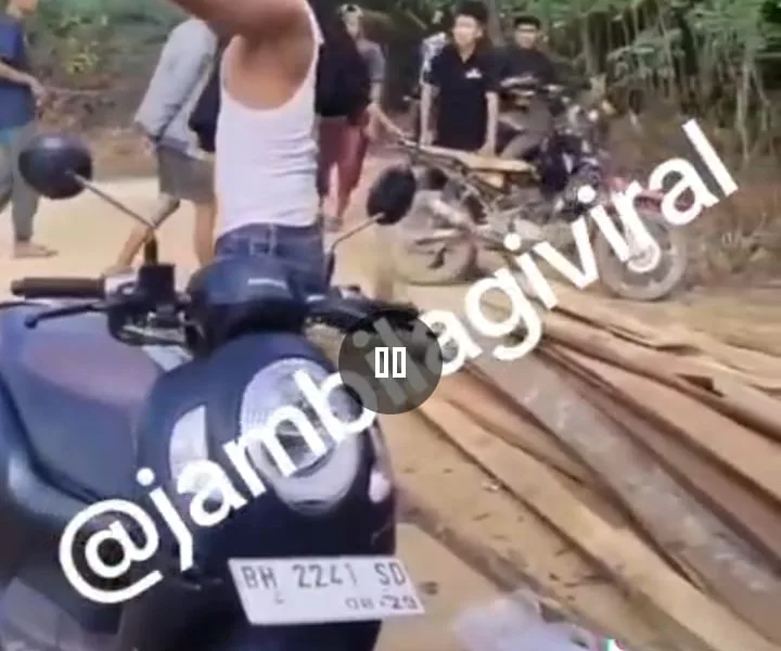 Foto tangkapan layar dari video yang tengah viral dari media sosial TikTok @jambilagiviral. (ist)