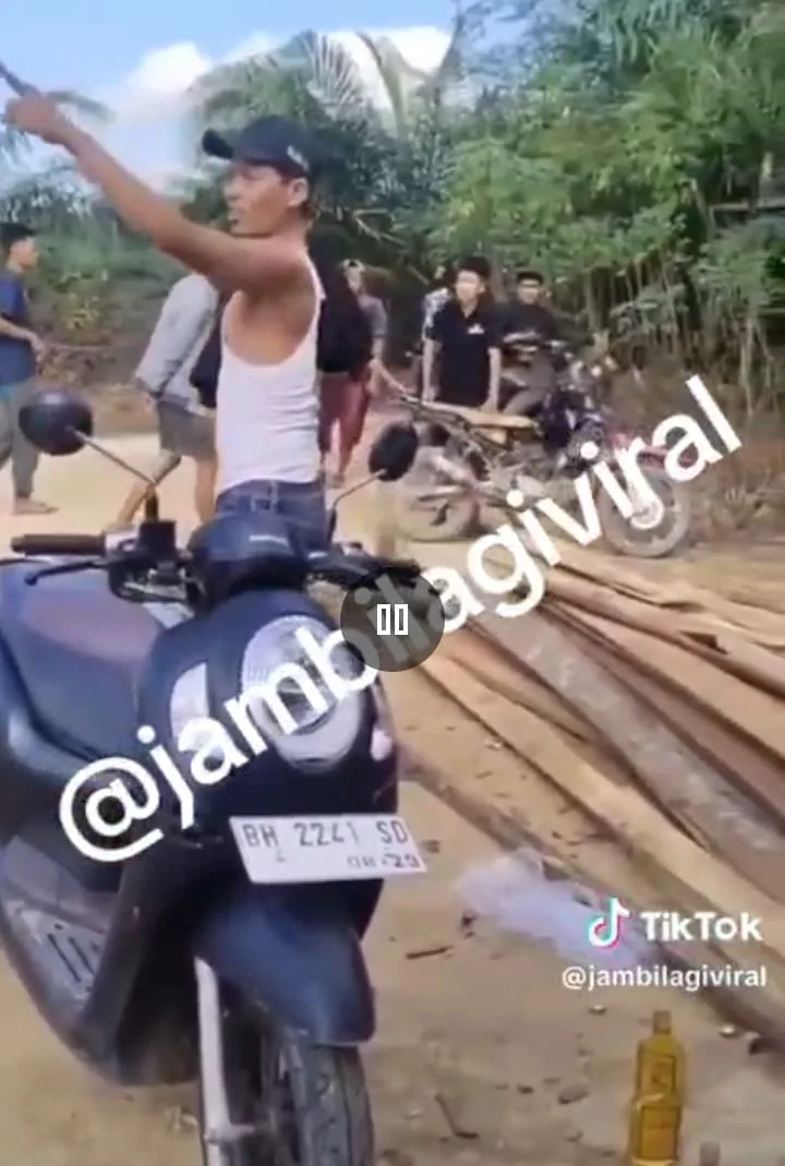 Foto tangkapan layar dari video yang tengah viral dari media sosial TikTok @jambilagiviral. (ist)