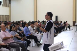 Romo Mutiara Andalas, SJ sebagai narasumber memberi penjelasan mengenai Santo Ignatius Loyola. (ist)