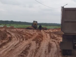 Lokasi penimbunan/urugan tanah dari galian TPA. (DETAIL/Suhanda)