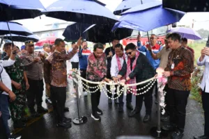 Bupati Jember, Muhammad Fawait, dan Anggota DPR RI, Kawendra Lukistian, memotong pita tanda diresmikannya BBM Pesawat di Bandara Notohadinegoro.
