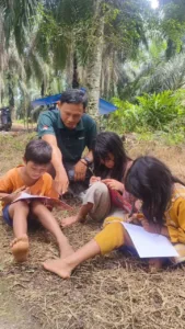 Suku Anak Dalam saat belajar di alam. (ist)
